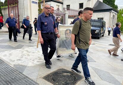 Falangistas abandonan el cementerio tras el homenaje a Primo de Rivera, este sábado.