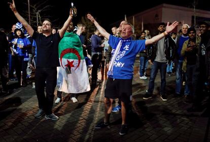 Hinchas del Leicester fuera del estadio del equipo que ayer celebró el título desde el sofá, en concreto el de casa de Jamie Vardy. 