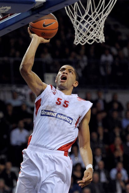 Nicolas Batum entra a canasta durante un partido con el Nancy.