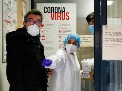 Una sanitaria en la puerta del Centro de Salud Universidad, este martes en Madrid.