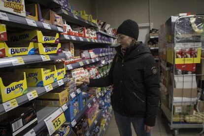 La húngara Katalin Horvat hace la compra en un supermercado de Sopron, Hungría, muy cerca de la frontera con Austria. El Gobierno húngaro afirma que se han incrementado los ciudadanos que van al Oeste a comprar, sobre todo en localidades fronterizas.