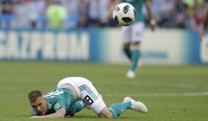 Kimmich cai durante a partida contra a Coreia do Sul.