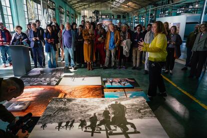 La presidenta de Magnum Photos, Cristina de Middel (d), ofrece una visita guiada para profesionales del ámbito fotográfico y cultural en la exposición 'España x Magnum', durante la inauguración institucional, el 23 de octubre de 2024.