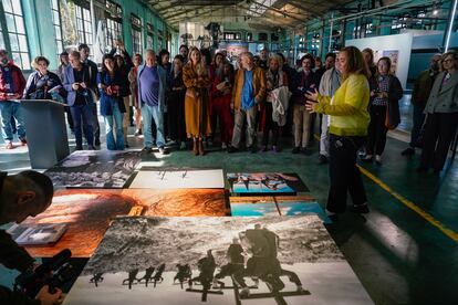 La presidenta de Magnum Photos, Cristina de Middel (d), ofrece una visita guiada para profesionales del ámbito fotográfico y cultural en la exposición 'España x Magnum', durante la inauguración institucional, el 23 de octubre de 2024. 