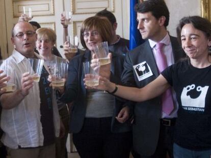 Los concejales de San Sebasti&aacute;n, el d&iacute;a que fue designada Capital Europea de la Cultura. 