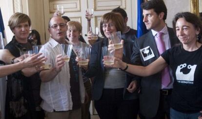 Los concejales de San Sebasti&aacute;n, el d&iacute;a que fue designada Capital Europea de la Cultura. 