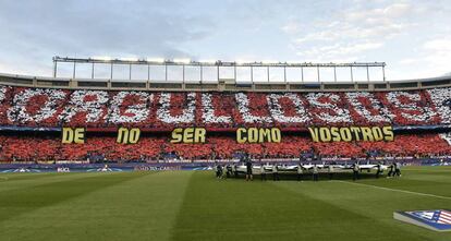 Interior del estadio Vicente Calderón, momentos antes del partido de vuelta de semifinales de la Liga de Campeones entre el Atlético de Madrid y el Real Madrid.