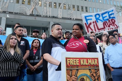 Kilmar Abrego (centro) a las afueras del Servicio de Inmigración y Control de Aduanas en Baltimore.