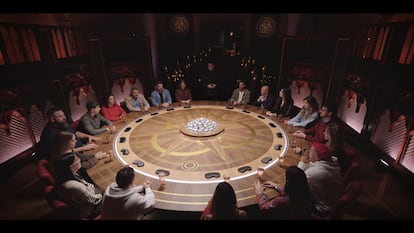 Una imagen de la mesa redonda con todos los jugadores en el primer programa de 'Traitors España'.