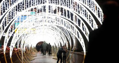 Vista de un puente en San Sebastián con iluminación navideña