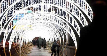 Vista de un puente en San Sebastián con iluminación navideña