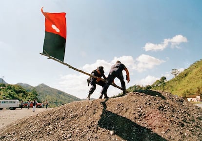 Judicial police take down the EZLN flag in Puerto Cate, in the municipality of El Bosque (Chiapas), on December 20, 1994.