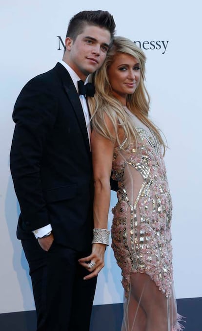 Paris Hilton y River Viiperi no se separan. La pareja, todo arrumacos en la gala benéfica.