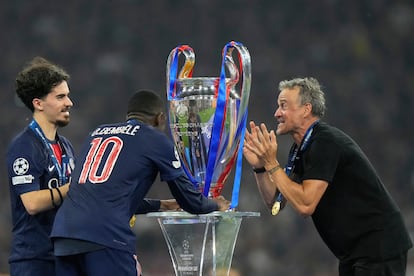 Luis Enrique jokes with Vitinha and Dembélé after winning the Champions League final.