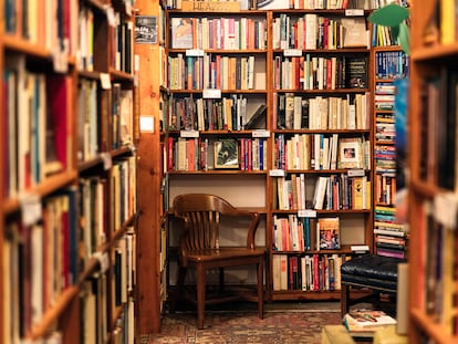 Una silla rodeada de estanterías con libros.