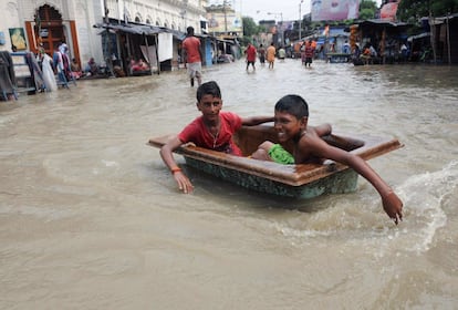 Unos ni?os juegan en una calle de Kolkata, India, inundada por el desbordamiento del ro Ganges a causa de las lluvias monznicas.