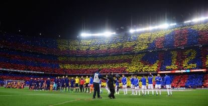 Mosaic a les graderies del Camp Nou en els prolegòmens del Barça-Madrid.