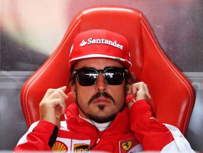 Alonso se concentra en el box de Ferrari. 