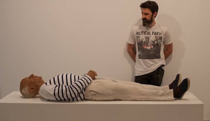 L'artista Eugenio Merino contempla la seva obra, a l'Aliança Francesa de Màlaga.