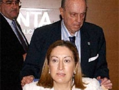 Manuel Fraga, detrás de la ministra de Sanidad, Ana Pastor, ayer en Santiago.