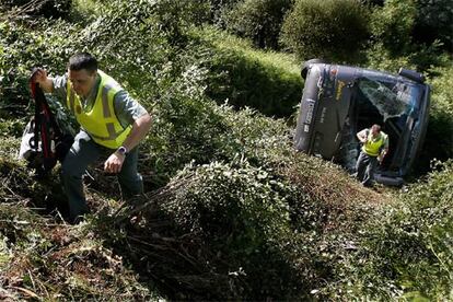 Un agente de la Guardia Civil trabaja en el lugar del accidente.