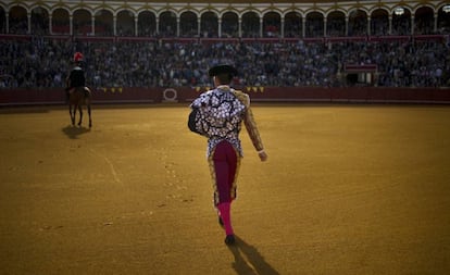 Paseíllo en la plaza de la Maestranza de Sevilla.
