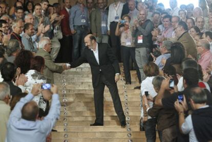 Alfredo Pérez Rubalcaba saluda a los militantes en la clausura de la conferencia política del PSOE.