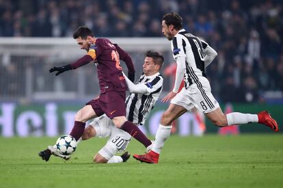 El jugador argentino del Barcelona, Lionel Messi, intenta escapar de los jugadores de la Juventus Rodrigo Bentancur y Claudio Marchisio.
