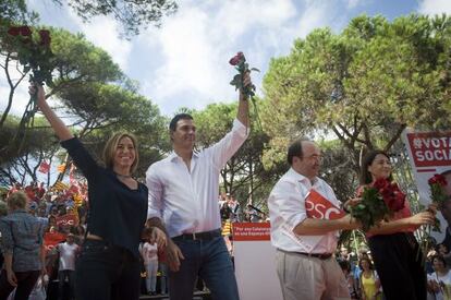 Carme Chacón, Pedro Sánchez y Miquel Iceta en el acto central de campaña.