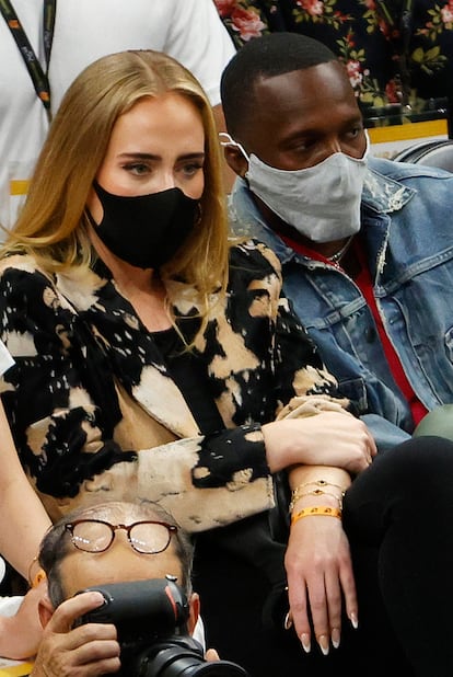 Adele y Paul Rich en un partido de la NBA en Phoenix, Arizona, en julio de 2021.