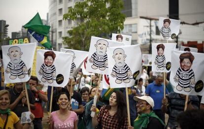 Manifestantes em São Paulo contra Lula e Dilma.