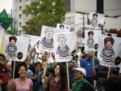 Manifestantes em S&atilde;o Paulo contra Lula e Dilma.