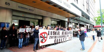 Protesta de trabajadores ante la sede del Gobierno vasco, en Bilbao.