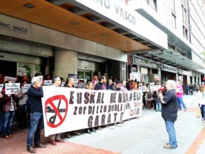 Protesta de trabajadores ante la sede del Gobierno vasco, en Bilbao.