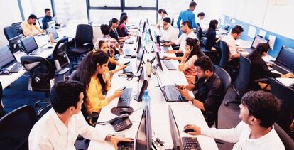 Trabajadores en un call center de India.