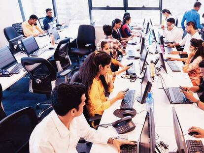 Trabajadores en un call center de India.