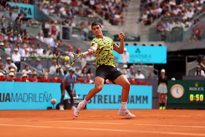 Carlos Alcaraz golpea con la derecha durante el partido contra Zverev en la Caja Mágica.