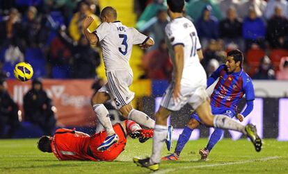 Ángel marca el empate a un gol.