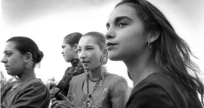 Jóvenes gitanas posan ante la cámara de Cristina García Rodero.