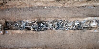 Parte de la fosa del pueblo burgalés de Gumiel de Izán, de más de 30 metros de largo, en la que han aparecido 59 esqueletos.