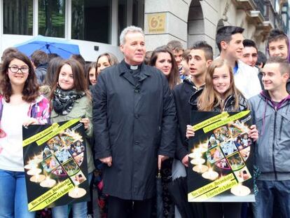 Mario Iceta rodeado de escolares que participaron en la marcha por Bilbao.