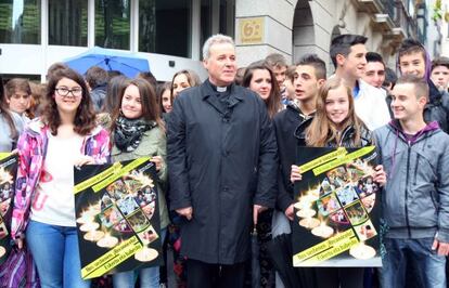 Mario Iceta rodeado de escolares que participaron en la marcha por Bilbao.