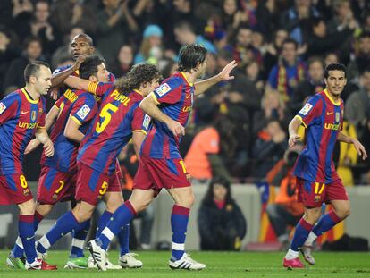 Los barcelonistas festejan el primer gol, conseguido por Villa (en el centro, entre Iniesta y Puyol).