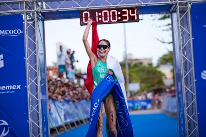 La triatleta mexicana Anahí Álvarez tras ganar la Copa del Mundo en Huatulco, Guerrero.