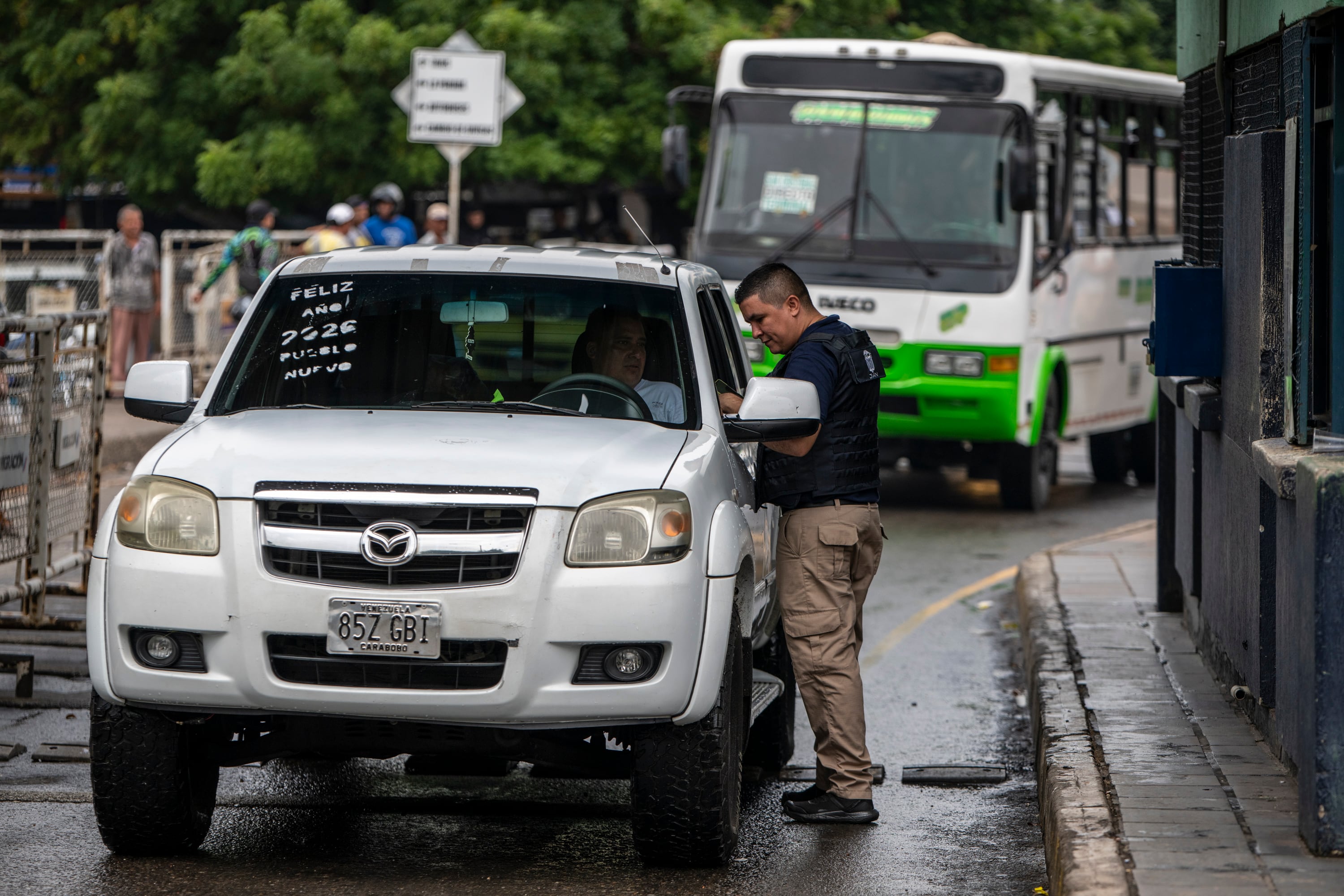 Un oficial de la DIAN habla con un conductor en el Puente Internacional Simón Bolívar.