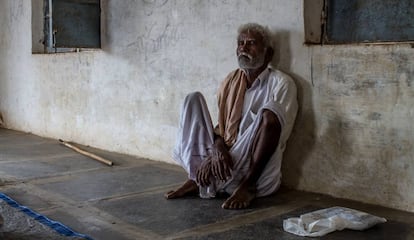 Thimmappa, de 65 años y enfermo de tuberculosis, en el local de su aldea, Htipalli, en el Estado indio de Andhra Pradesh, al que acude para recibir su medicación.