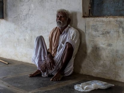 Thimmappa, de 65 años y enfermo de tuberculosis, en el local de su aldea, Htipalli, en el Estado indio de Andhra Pradesh, al que acude para recibir su medicación.