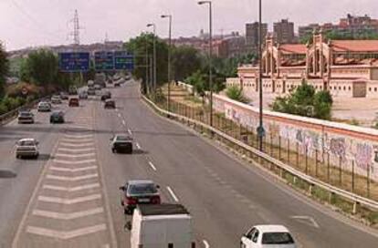 La autovía M-30, con el antiguo matadero a la derecha y el cauce del Manzanares a la izquierda.