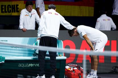 Bruguera consuela a Carreño tras la derrota contra Cilic en el Martín Carpena.