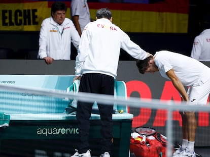 Bruguera consuela a Carreño tras la derrota contra Cilic en el Martín Carpena.